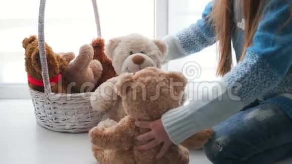 小女孩玩玩具熊视频的预览图