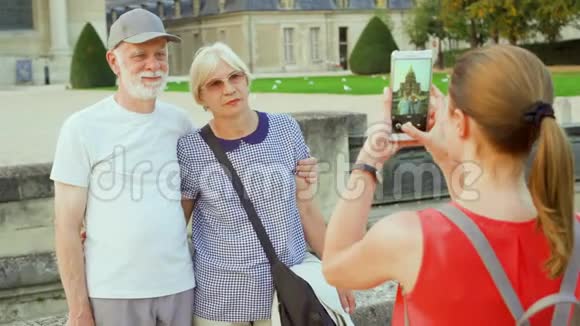 女儿在巴黎度假旅行中给资深父母拍照享受假期旅行的乐趣视频的预览图