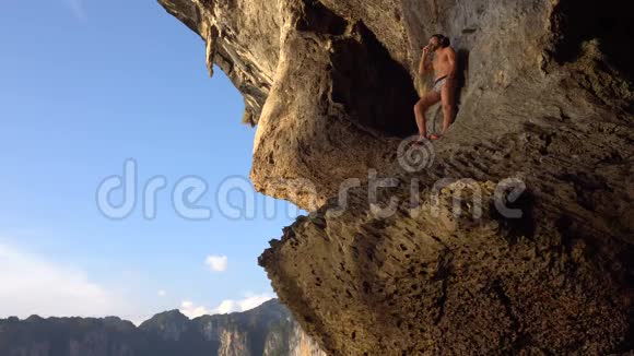 勇敢的冒险家正在泰国克拉比的尖岛石灰石洞坡上玩赤脚游戏视频的预览图
