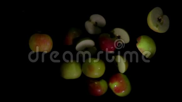 成熟的红苹果飞到镜头前视频的预览图