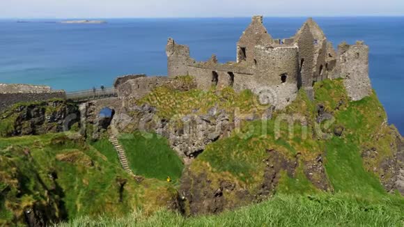 北爱尔兰的邓卢斯城堡北爱尔兰的一个著名地标视频的预览图