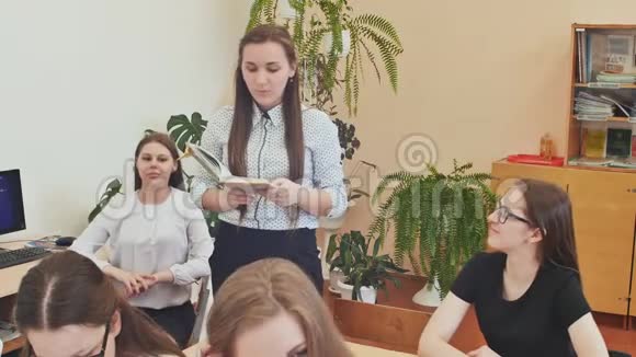 女学生负责老师手里拿着一本书俄罗斯学校视频的预览图
