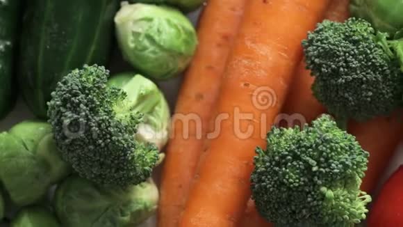 餐桌上新鲜蔬菜的特写镜头视频的预览图