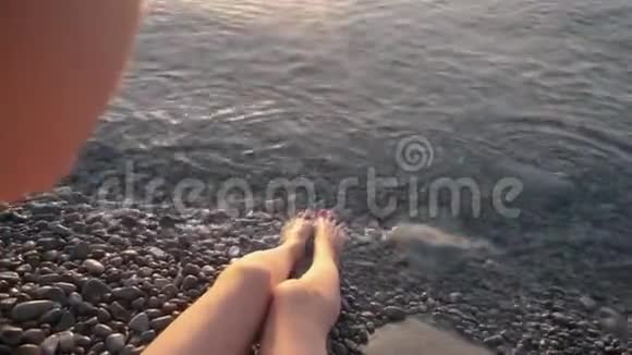 日出时女性赤脚在岸上视频的预览图