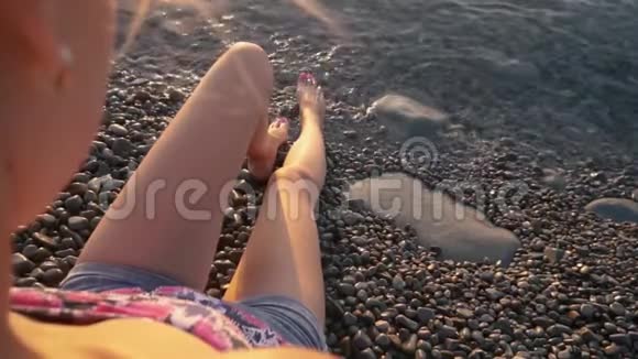 日出时女性赤脚在岸上视频的预览图