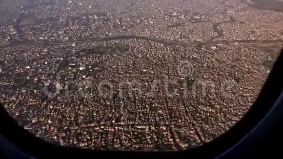 飞越尼泊尔加德满都市从飞机上观看视频的预览图