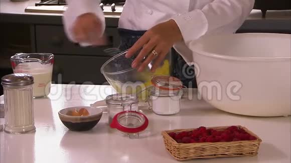厨师做树莓糕点视频的预览图
