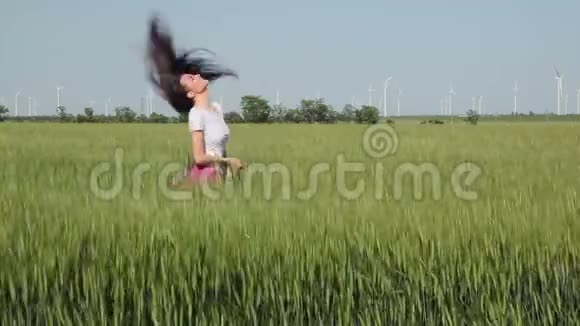 漂亮的麦场姑娘视频的预览图