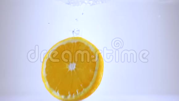 橙片在缓慢运动中落入水中视频的预览图