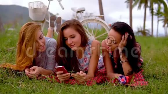 3三个女人在农村野餐时正在网上购物视频的预览图
