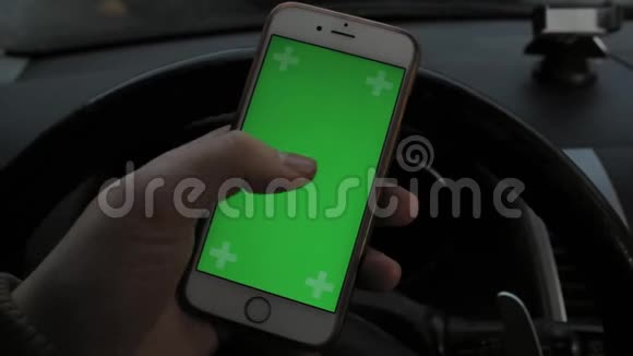 人手持手机智能手机车内带色度键绿色屏幕视频的预览图