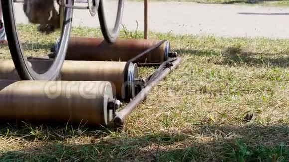 特写镜头一辆旧运动自行车的车轮在一个特殊的自制夹具的帮助下自行车在一个地方骑行视频的预览图