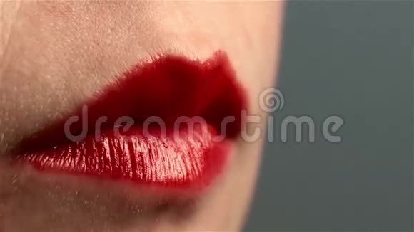 女人的嘴唇吮吸着棒棒糖视频的预览图