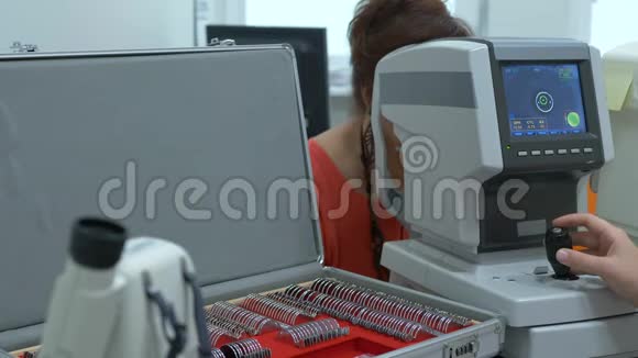 女性患者用电脑控制的现代自动拖拉机进行眼睛检查医疗服务视频的预览图
