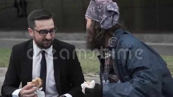 快乐的商人和无家可归的人视频的预览图