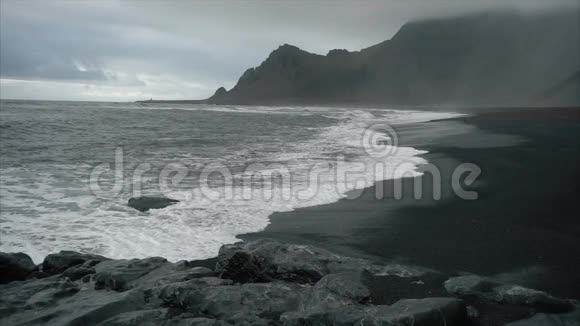 黄昏时崎岖的岩石海岸线视频的预览图