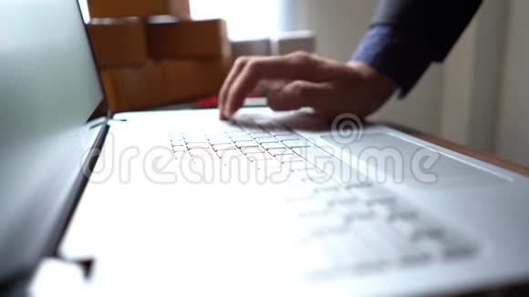 手男子在笔记本电脑上打字以便在网上工作视频的预览图