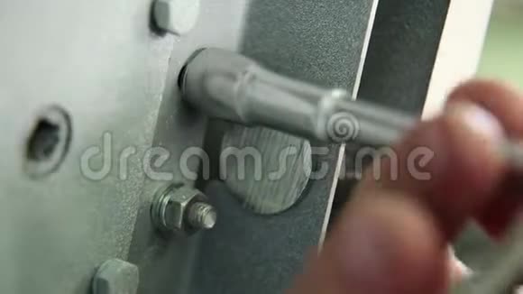 在保险箱的锁紧机构中旋转螺母视频的预览图