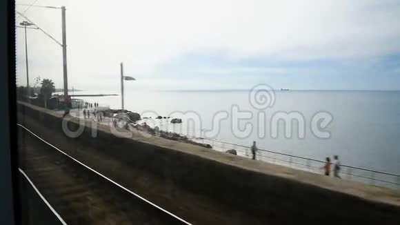 从火车在铁路轨道上行驶暑假旅行中展示的海景视频的预览图
