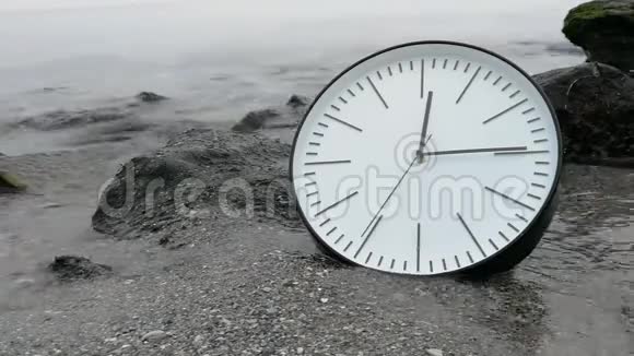 时间概念背景白沙滩海洋上的白墙时钟和黑箭视频的预览图