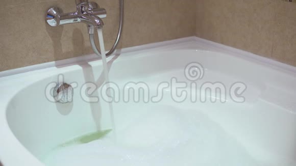 一个充满气泡水的按摩浴缸的起重机视频的预览图