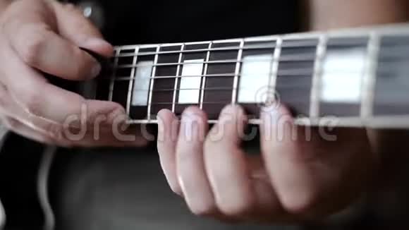 音乐家用敲击技术演奏电吉他用电乐器演奏在电吉他上大声演奏视频的预览图