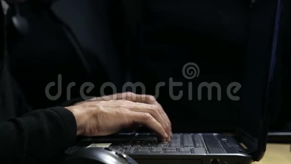 在笔记本电脑键盘上打字的特写人手视频的预览图