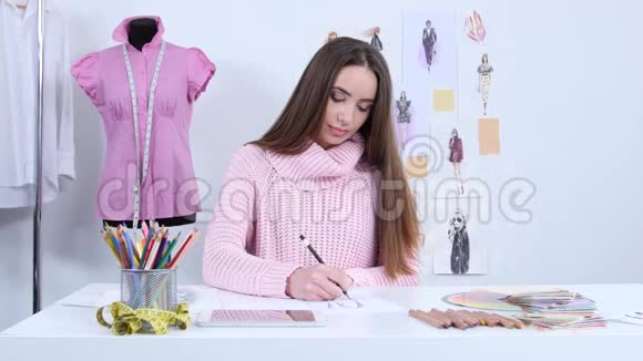 设计师为一本时尚杂志绘制服装草图视频的预览图