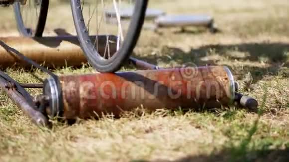 特写镜头一辆旧运动自行车的车轮在一个特殊的自制夹具的帮助下自行车在一个地方骑行视频的预览图