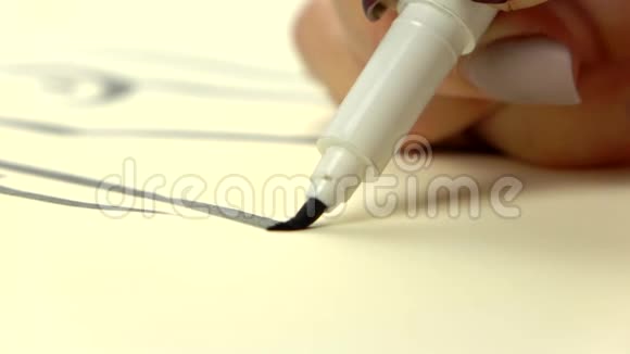 慢镜头艺术家少女手画黑线刷笔特写视频的预览图