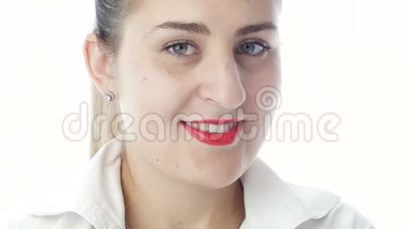 4k特写镜头显示红口红美丽俏皮女人的情绪视频的预览图