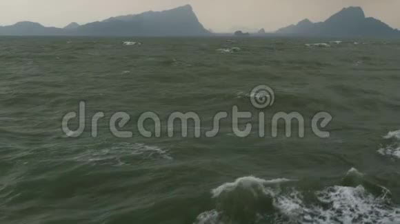 美丽的波涛汹涌的海浪景色视频的预览图