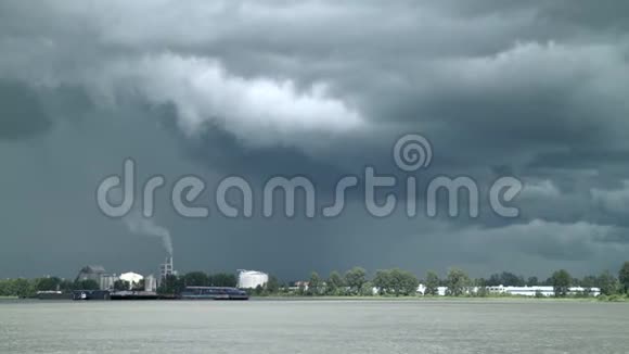 闪电和风暴云弗雷泽河变焦4KUHD视频的预览图
