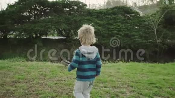 小男孩独自在公园散步视频的预览图