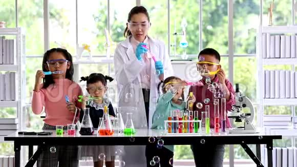 学生和老师在实验室里吹泡泡视频的预览图