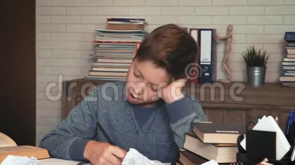 睡觉的男孩在做作业时自娱自乐视频的预览图