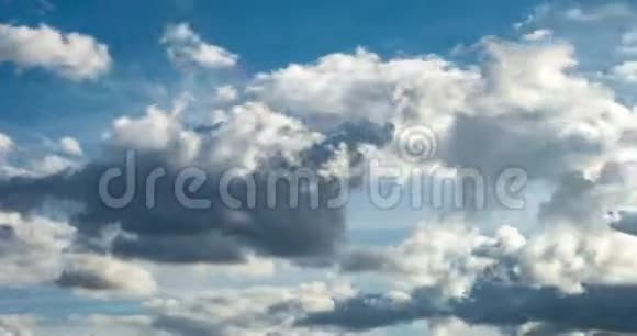 雨前多风天气的几个积云蓬松卷曲卷云层的时间间隔剪辑视频的预览图