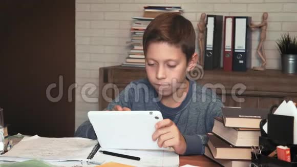 小孩休息时在数码平板电脑上玩游戏视频的预览图