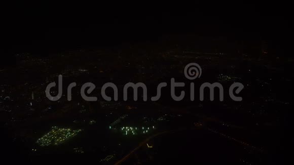 从飞机上俯瞰城市夜景视频的预览图