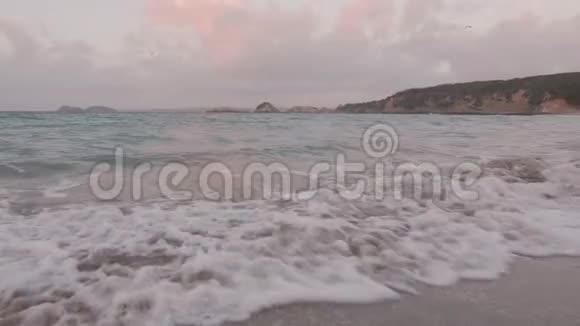 海浪冲击海岸近距离射击视频的预览图