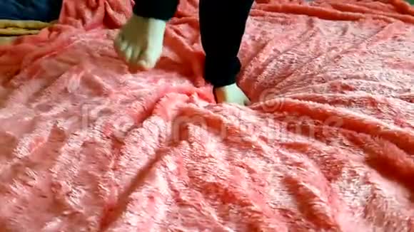 男孩双腿跳跃在床上玩耍卧室里慢镜头射击视频的预览图