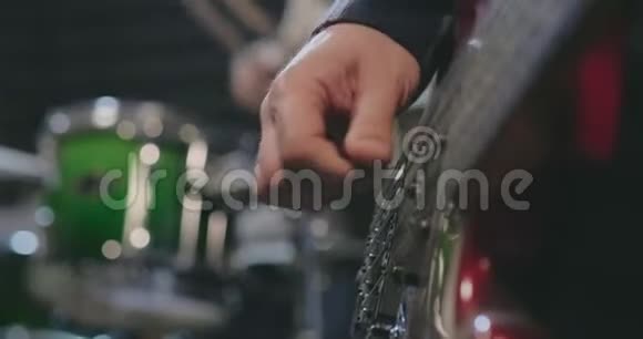 用手指弹吉他将男性手收起来视频的预览图