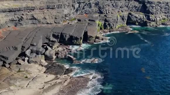 爱尔兰基尔基悬崖上深蓝色大西洋海水视频的预览图