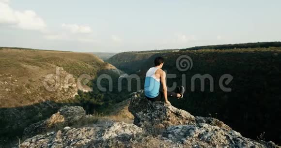 这个人在山顶上做瑜伽4k视频的预览图