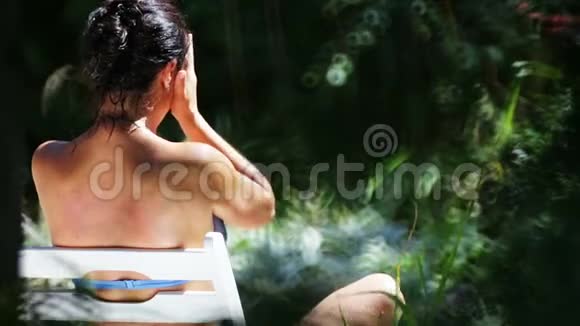 美丽的年轻女孩在热带的别墅里休息视频的预览图