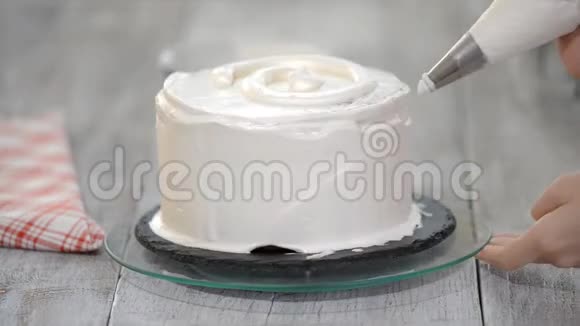 用奶油装饰蛋糕烹饪大师班设计蛋糕奶油蛋糕为度假视频的预览图