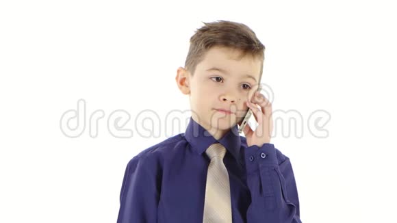 商人男孩孩子在白色工作室的智能手机上讲话特写视频的预览图