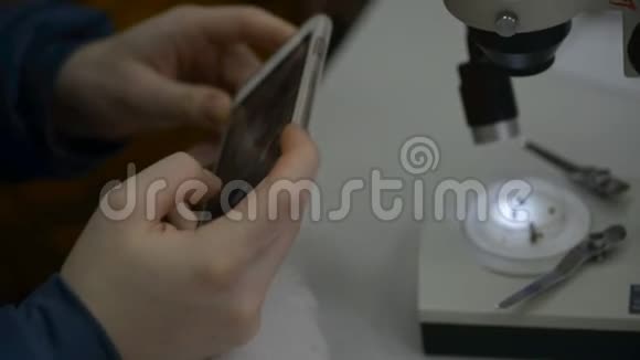 双手握住手机在显微镜下清除浮游生物视频的预览图
