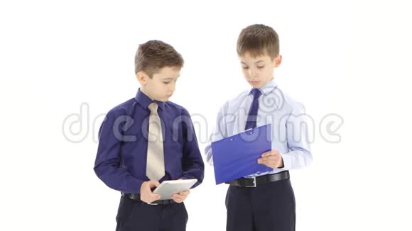 两个年轻的商人男孩规定报告和图表怀特工作室视频的预览图