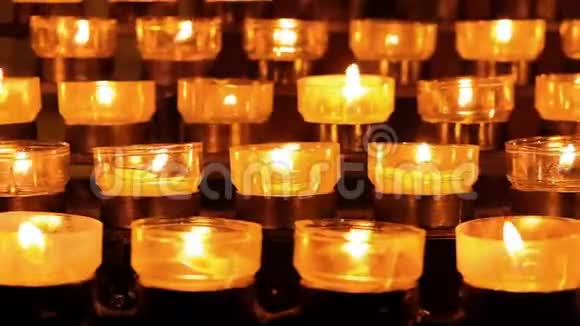 在德国科隆的天主教大教堂关闭蜡烛祈祷茶烛视频的预览图